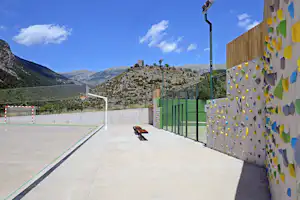 Camping Cadí Vacances - Sportplatz mit Kletterwand auf dem Campingplatz