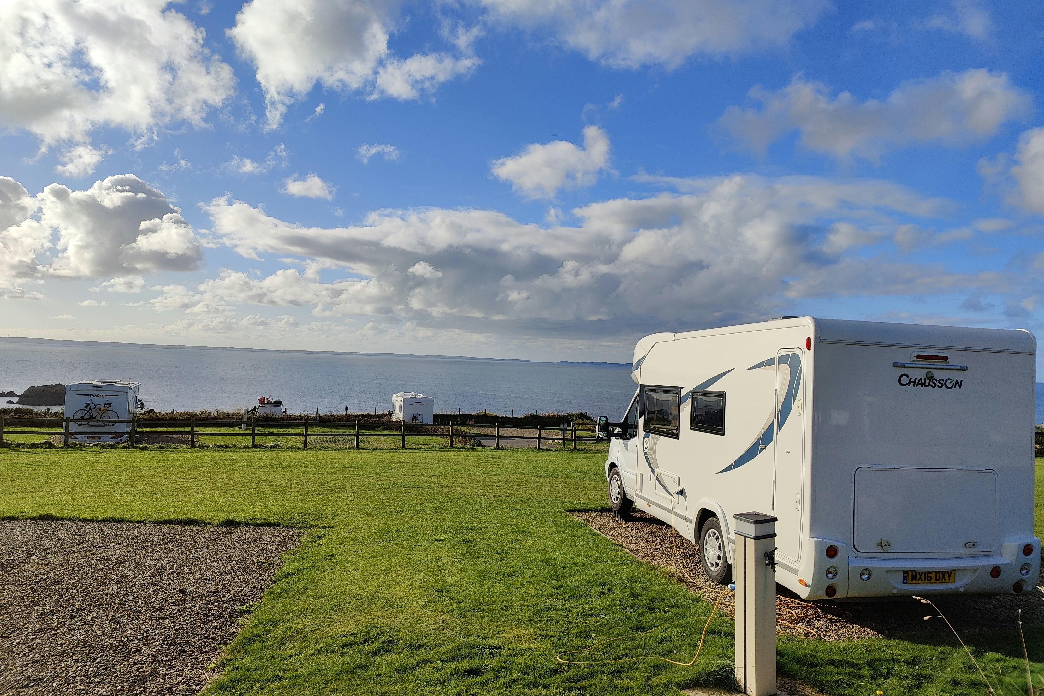 Camping Caerfai Bay Caravan & Tent Park - Blick auf die Standplätze auf der Wiese