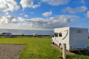 Camping Caerfai Bay Caravan & Tent Park - Blick auf die Standplätze auf der Wiese