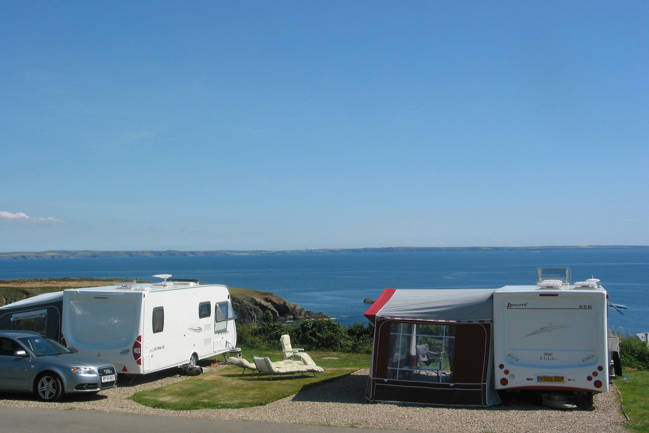 Camping Caerfai Bay Caravan & Tent Park - Blick auf die Standplätze mit Meerblick