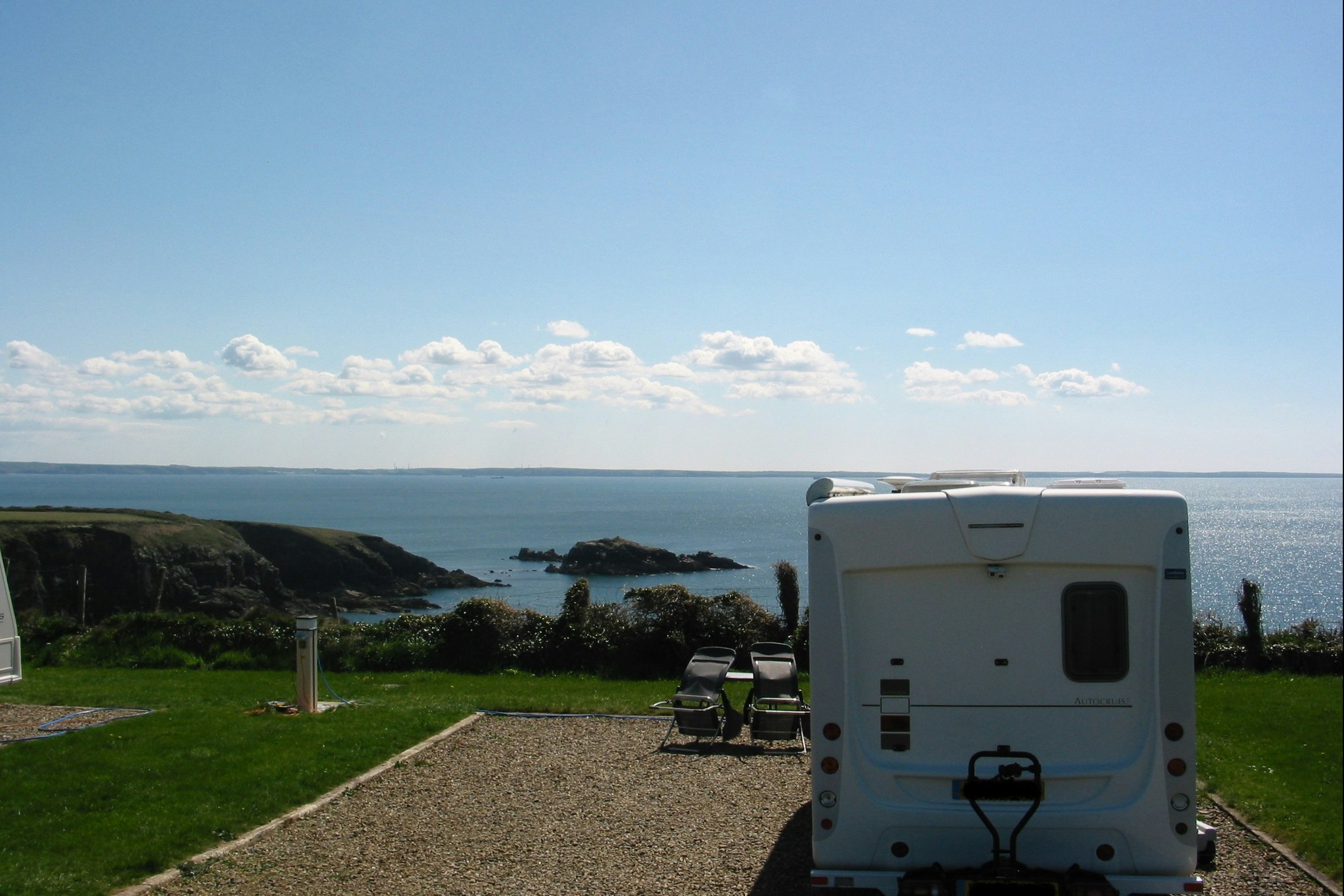 Camping Caerfai Bay Caravan & Tent Park - Standplätze mit Meerblick auf dem Campingplatz