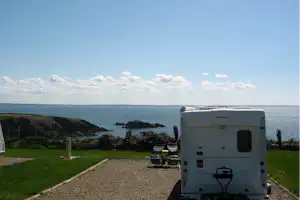 Camping Caerfai Bay Caravan & Tent Park - Standplätze mit Meerblick auf dem Campingplatz