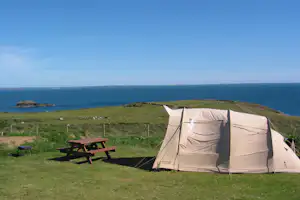 Camping Caerfai Bay Caravan & Tent Park - Zeltwiese (H6 Feld 3) direkt am Ozean auf dem Campingplatz