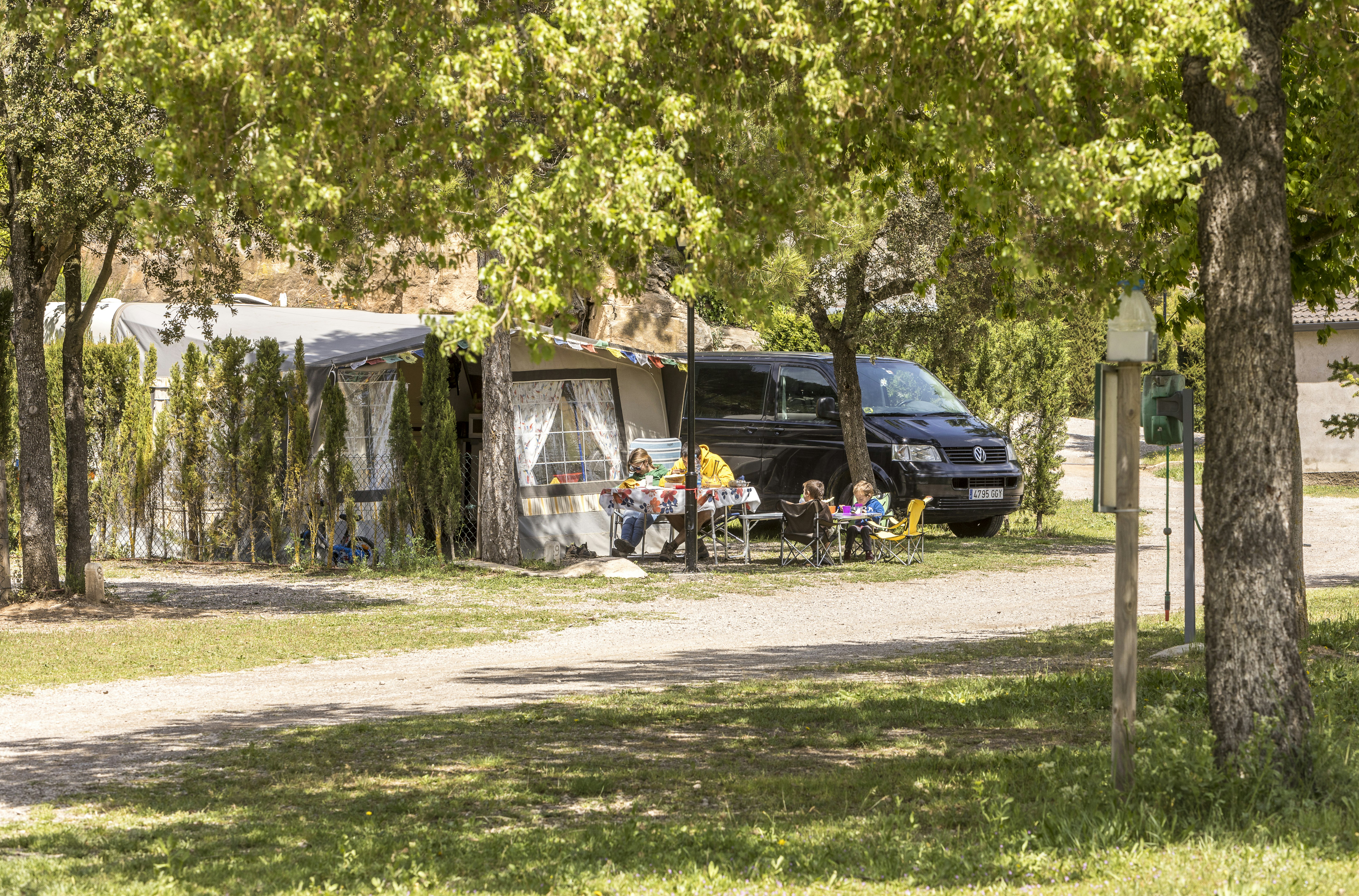 Camping Cal Paradís - Standplätze zwischen den Bäumen auf dem Campingplatz