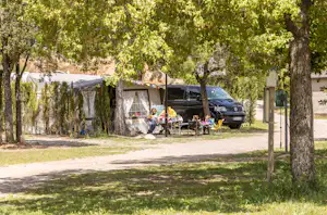 Camping Cal Paradís - Standplätze zwischen den Bäumen auf dem Campingplatz