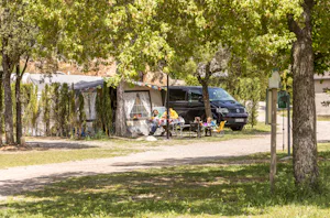 Camping Cal Paradís - Standplätze zwischen den Bäumen auf dem Campingplatz