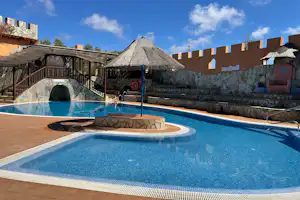 Ohai Conil Outdoor Resort Camping Cala del Aceite - Outdoor-Pool auf dem Campingplatz