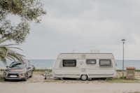 Camping Cala d'Oques - Wohnmobil- und  Wohnwagenstellplätze mit Blick auf das Meer