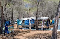 Camping Cala Ginepro -  Wohnmobilstellplätze und  Wohnwagenstellplätze  im Schatten der Bäume