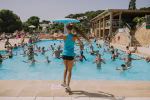 Sènia Cala Gogo Camping Cala Gogo - Aquafitness im Freibad des Campingplatzes