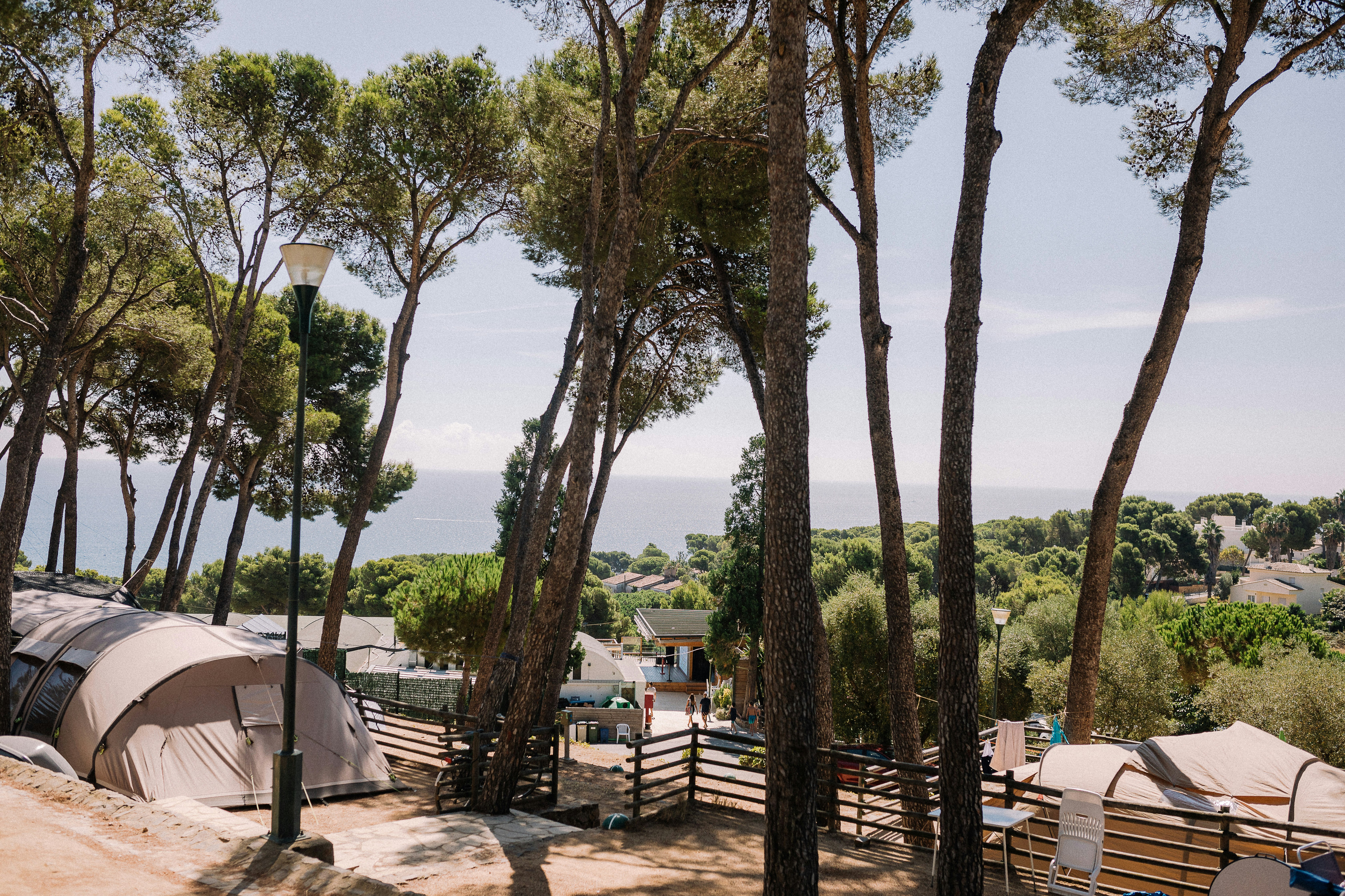 Sènia Cala Gogo  Camping Cala Gogo - Blick auf die Stellplätze mit Aussicht auf das Meer