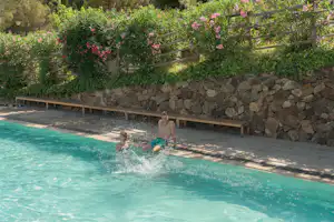 Sènia Cala Gogo Camping Cala Gogo - Entspannungsbereich im Freibad