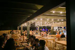 Sènia Cala Gogo Camping Cala Gogo - Restaurant mit Terrasse auf dem Campingplatz