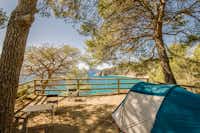 Camping Cala Llevadó  - Zelt auf dem Stellplatz vom Campingplatz mit Blick auf das Mittelmeer