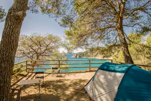 Camping Cala Llevadó - Zelt auf dem Stellplatz vom Campingplatz mit Blick auf das Mittelmeer