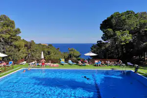 Camping Cala Llevadó - Outdoor-Pool mit Liegestühlen und Sonnenschirmen