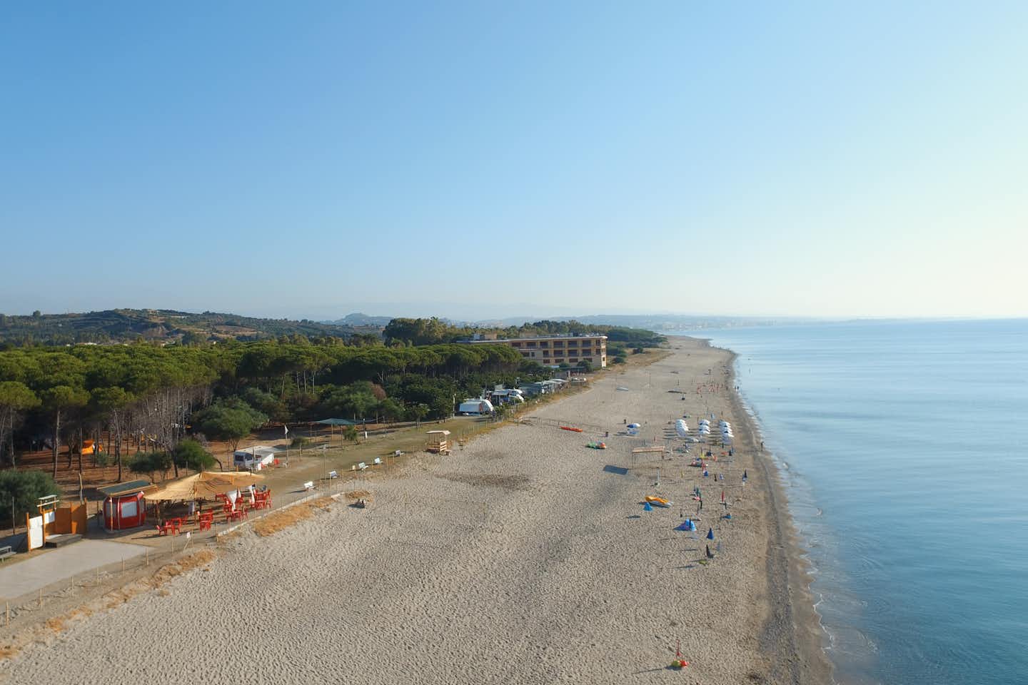 Camping Calabrisella - Luftaufnahme auf den Strand und das Mittelmeer in der Nähe des Campingplatzes