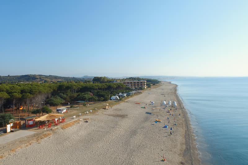 Camping Calabrisella - Luftaufnahme auf den Strand und das Mittelmeer in der Nähe des Campingplatzes
