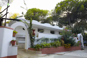 Camping Calabrisella - Sanitärgebäude des Campingplatzes von aussen