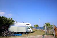 Camping Calabrisella - Wohnmobil auf dem Stellplatz mit dem ionischen Meer im Hintergrund