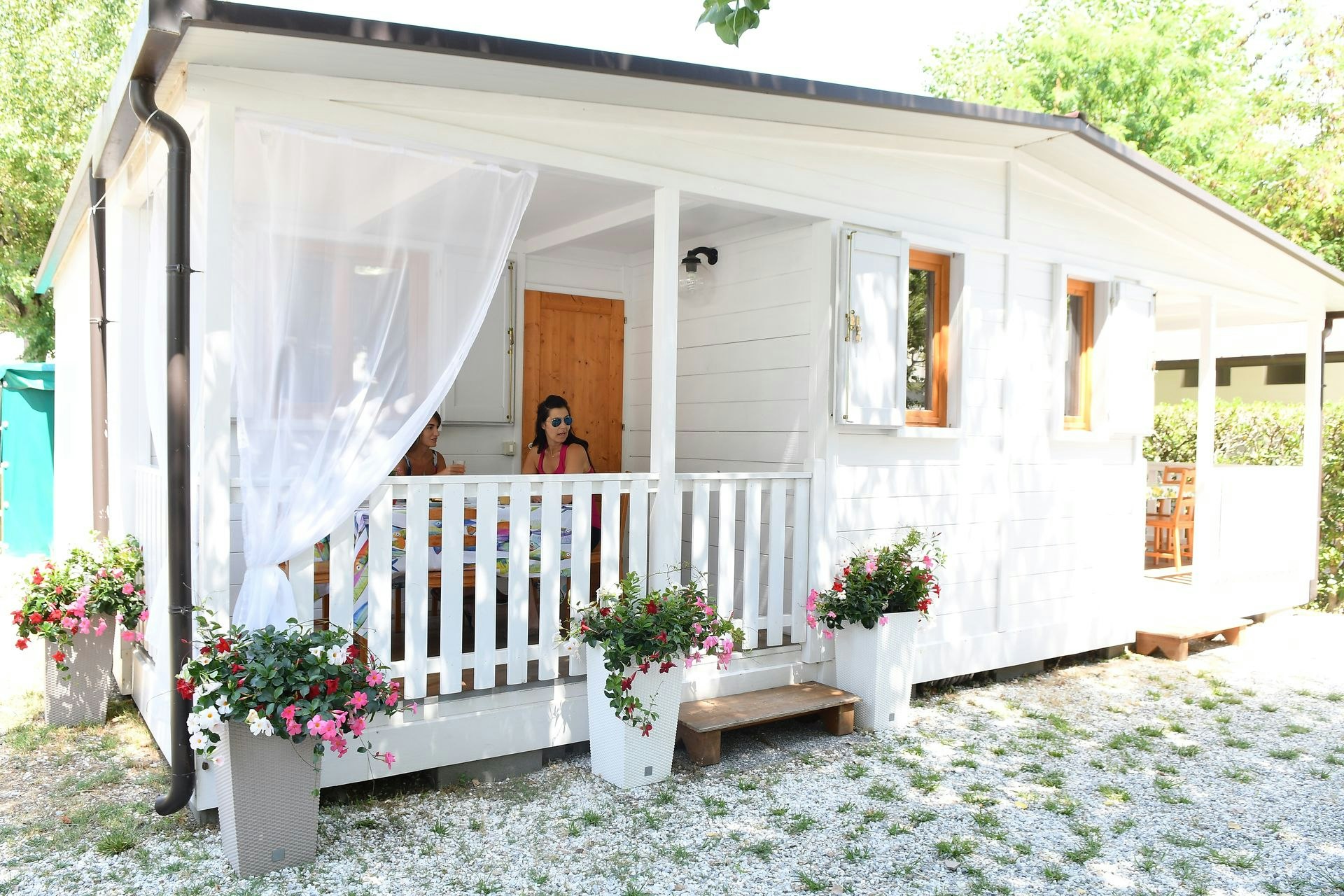 Camping Calatella Parco Di Vacanza  - Mobilheim mit Terrasse auf dem Campingplatz