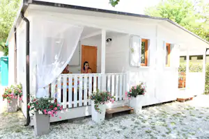Camping Calatella Parco Di Vacanza - Mobilheim mit Terrasse auf dem Campingplatz