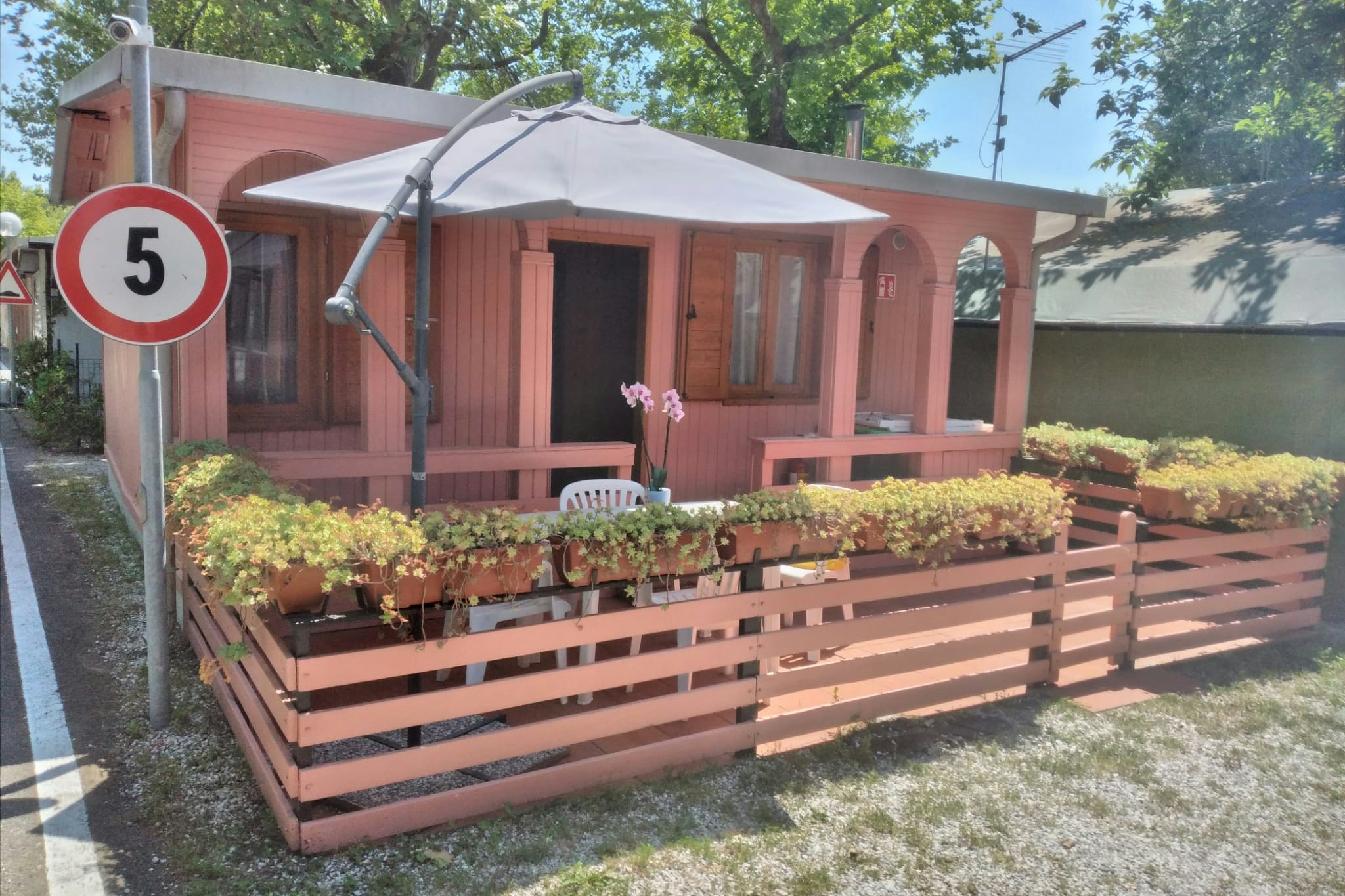 Camping Calatella Parco Di Vacanza  - Mobilheim mit Terrasse auf dem Campingplatz