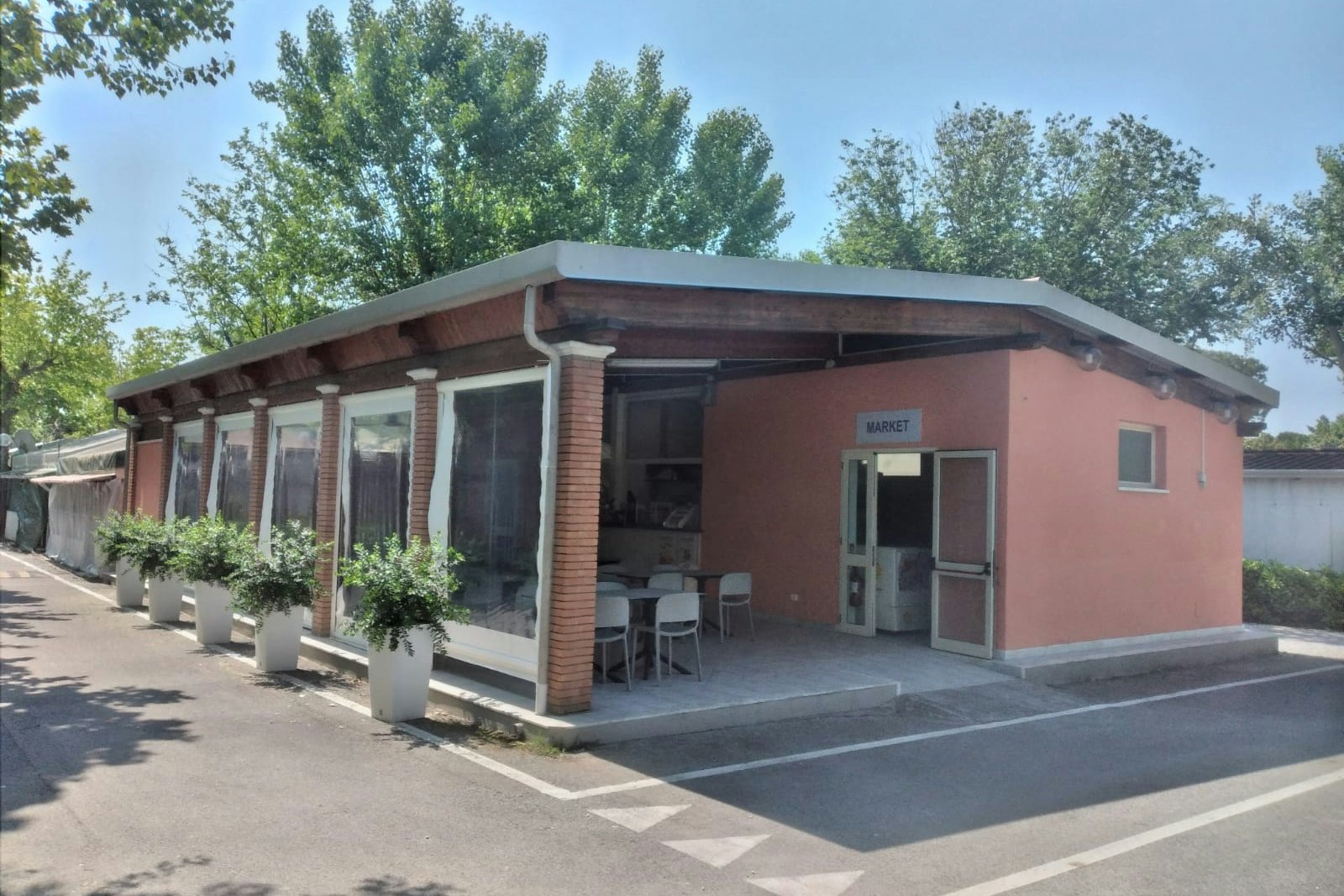Camping Calatella Parco Di Vacanza - Restaurant mit Minimarkt und kleiner Terrasse auf dem Campingplatz