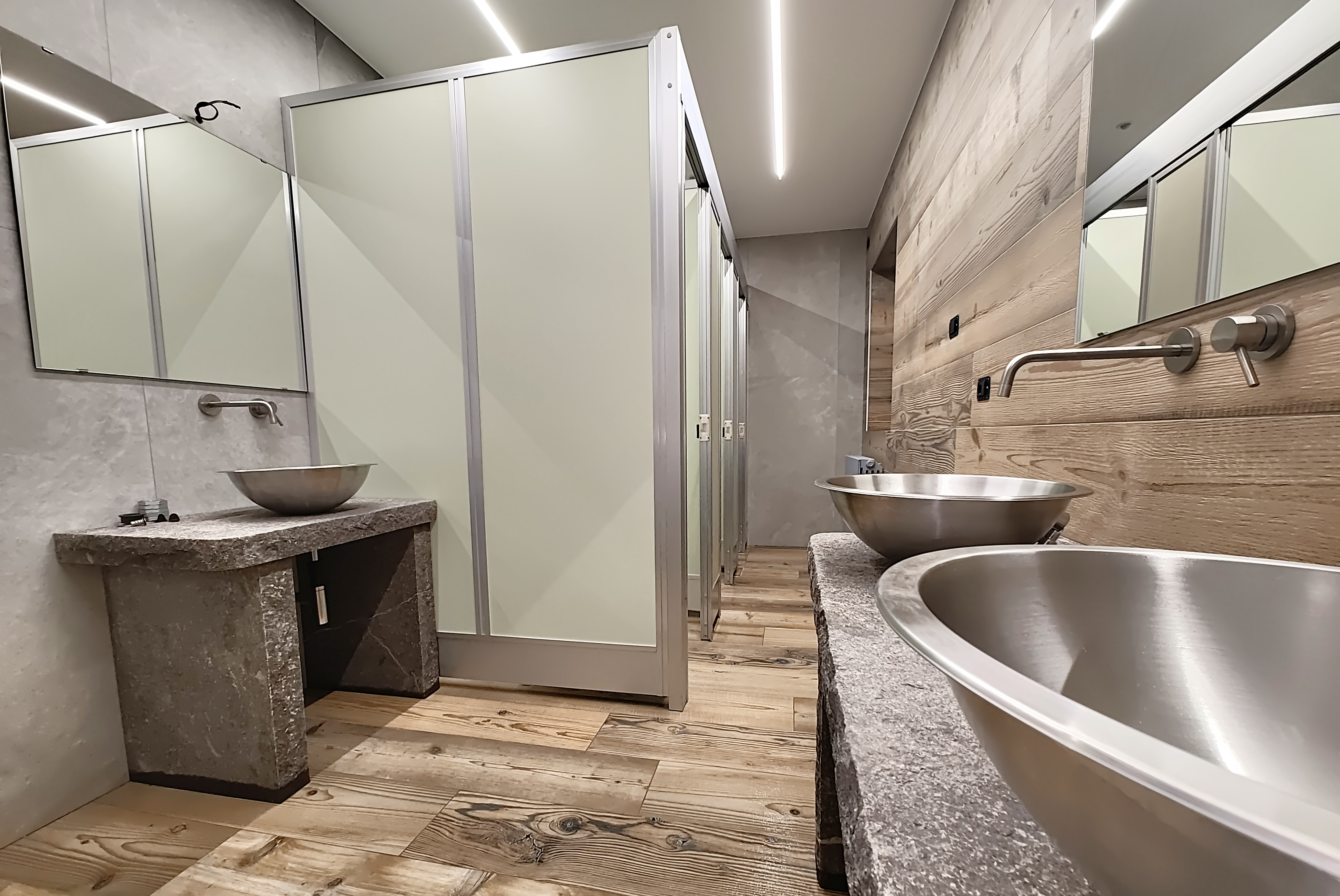 Camping Calavise  - Innenansicht des Sanitärgebäudes