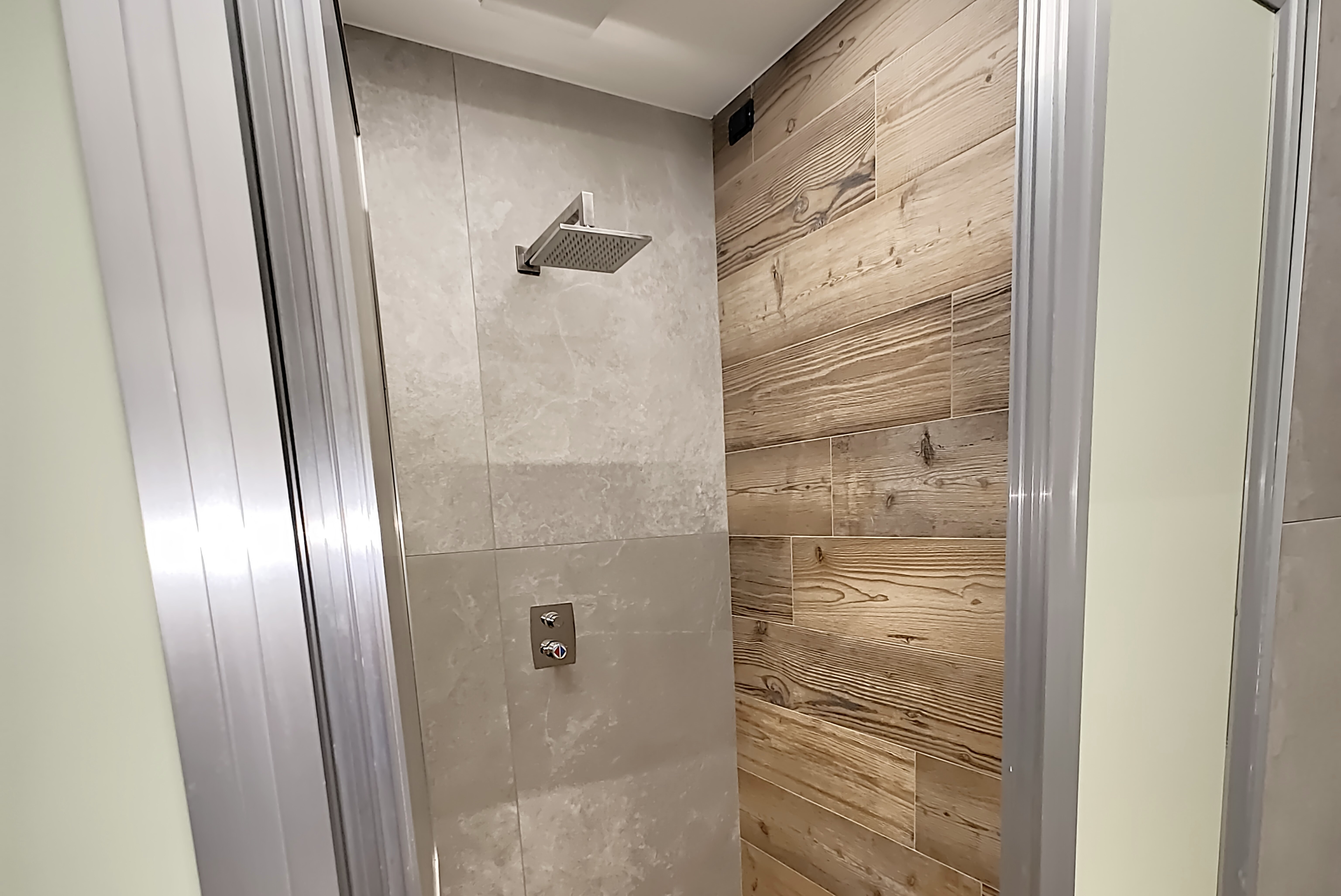 Camping Calavise - Duschkabine im Sanitärgebäude auf dem Campingplatz