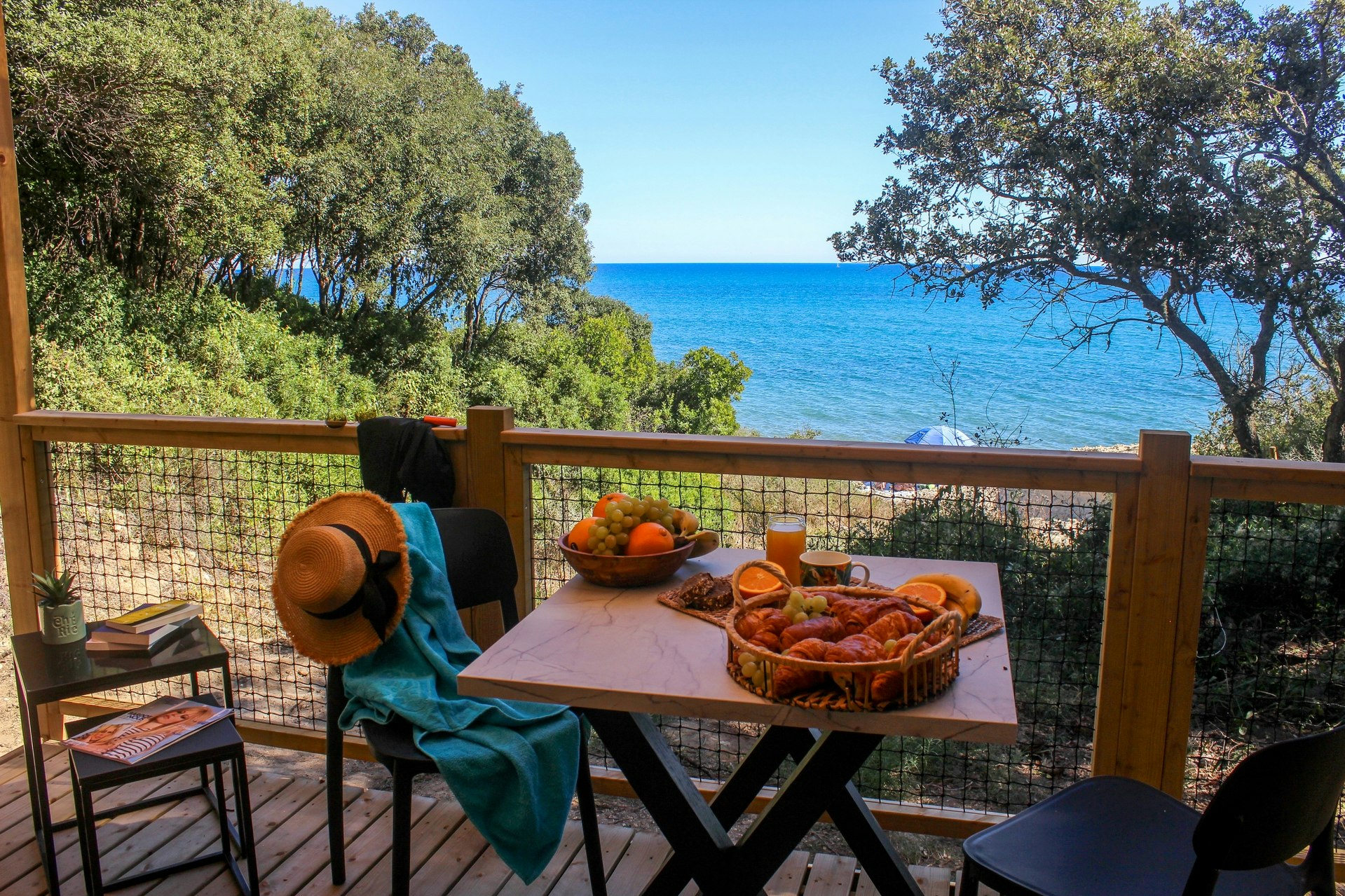 Camping CALELLA - Blick von der Terrasse eines Mobilheims aus