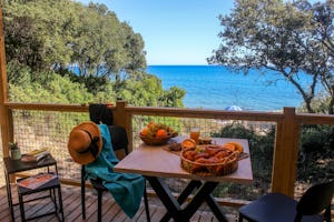 Camping CALELLA - Blick von der Terrasse eines Mobilheims aus