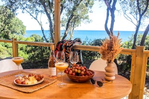 Camping CALELLA - Snacks und Getränke auf dem Esstisch auf der Terrasse eines Mobilheims