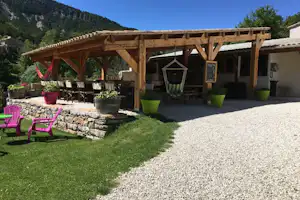Camping Calme et Nature - Imbiss auf dem Campingplatz mit überdachter Veranda und Sitzgelegenheiten
