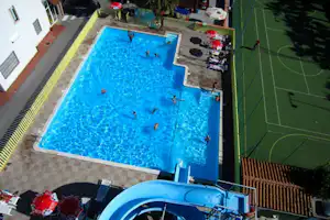 Camping Calypso - Vogelperspektive auf den Swimmingpool und den Fussballplatz daneben
