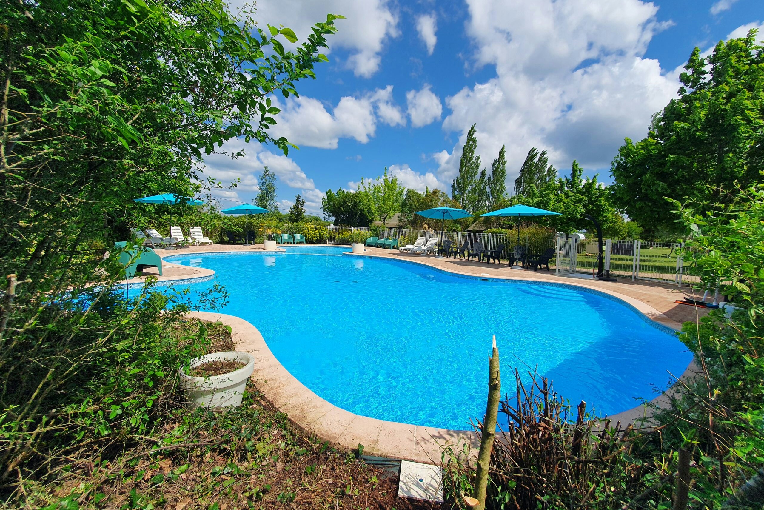 Camping Camp Redon  - Pool im Freien mit Liegestühlen und Sonnenschirmen