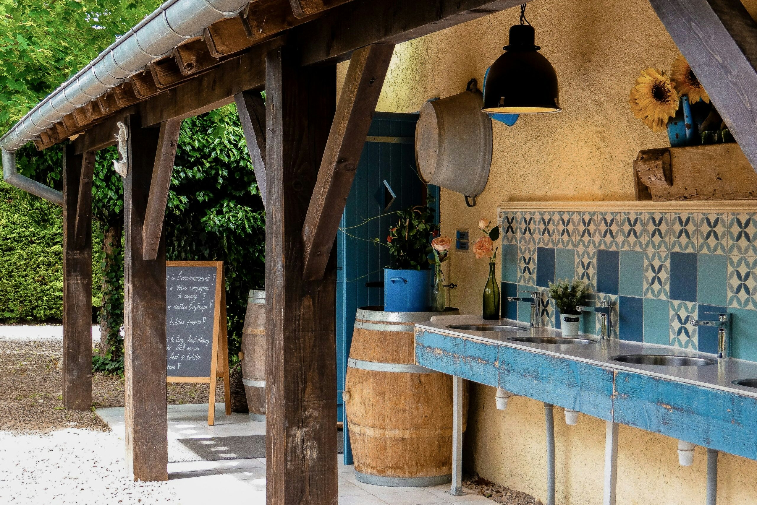 Camping Camp Redon - Spülbecken an der Außenwand des Sanitärgebäudes