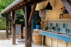 Camping Camp Redon - Spülbecken an der Außenwand des Sanitärgebäudes