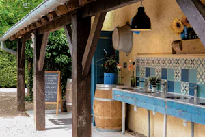 Camping Camp Redon - Spülbecken an der Außenwand des Sanitärgebäudes