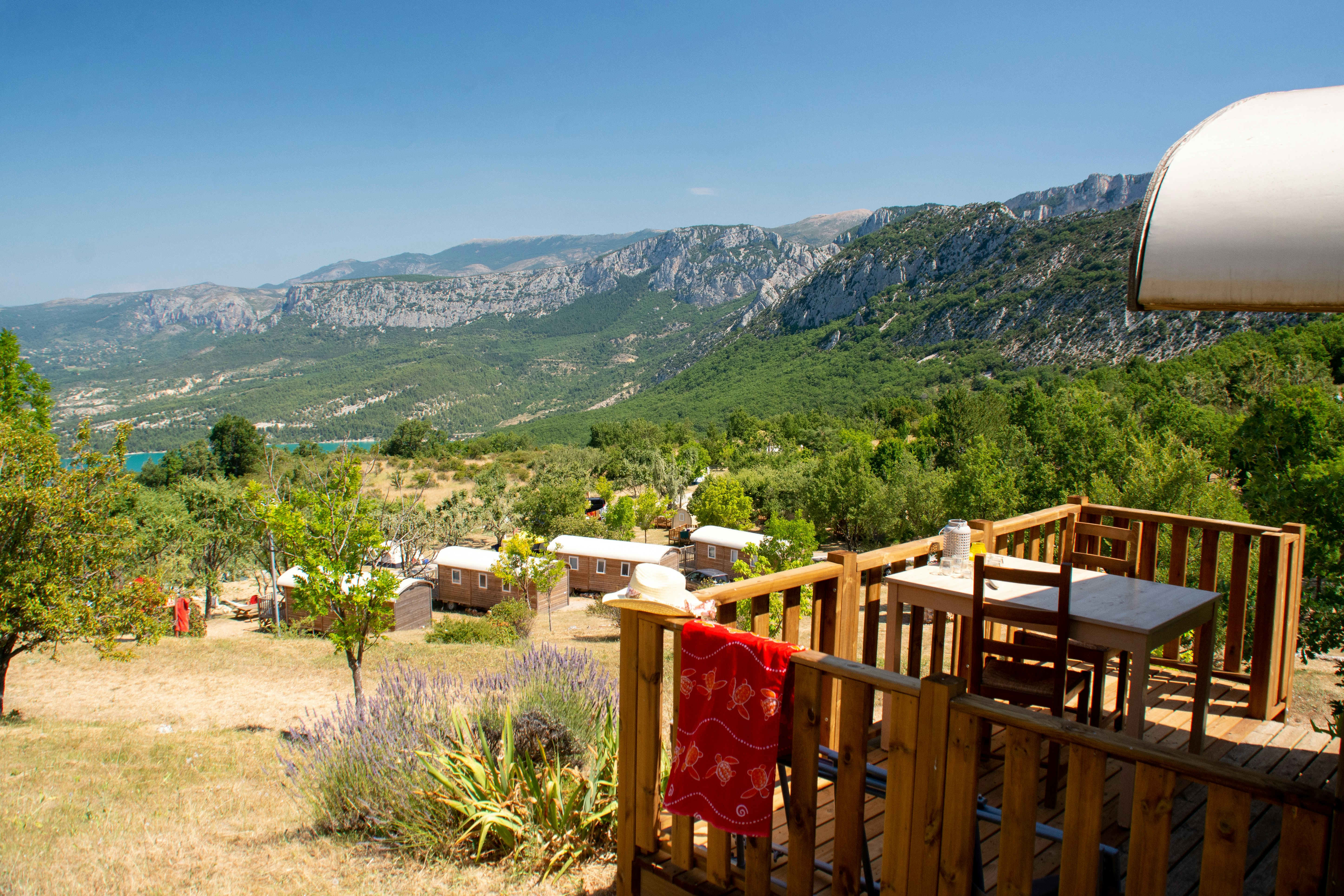 Campasun Camping de l'Aigle  Camping Campasun  Camping de l'Aigle  - Mobilheim mit Terrasse und Aussicht auf die Berge