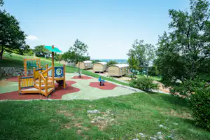 Camping Campasun Camping de l'Aigle - Spielplatz für Kinder und Mobilheime auf dem Campingplatz