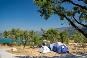 Camping Campasun Camping de l'Aigle - Zeltplatz mit spektakulärem Blick auf das Gebirge auf dem Campingplatz