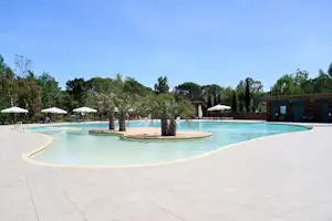 Camping Campo dei Fiori - Poollandschaft des Campingplatzes