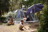 Camping Campo dei Fiori - Standplatz umgeben von Bäumen 