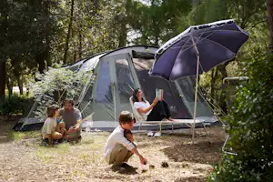 Camping Campo dei Fiori - Standplatz umgeben von Bäumen