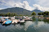 Camping Campofelice - vertäute Boote am Anleger auf dem Lago Maggiore
