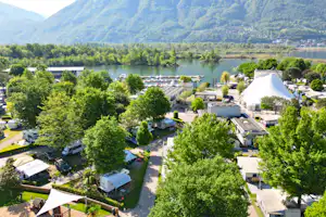 Campofelice Camping Village - Luftaufnahme des Campingplatzes am See