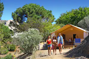 Camping Campéole L' Avena - Camper auf dem Gehweg entlang der Mobilheime vom Campingplatz