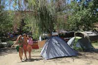 Camping Campéole L' Avena - Camper auf dem Zeltplatz vom Campingplatz im Grünen