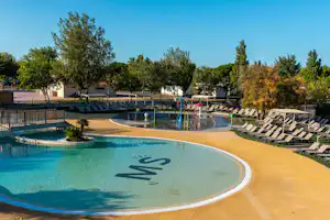 Camping Campéole La Côte des Roses Camping Club La Côte des Roses - Pool im Freien mit Liegestühlen und Sonnenschirmen